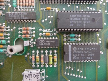 'Star' Arabic Atari 65XE CO61618, MMU chip, C101700-001A, Arabic OS ROM chip, CO24947A, Atari BASIC Rev. C chip